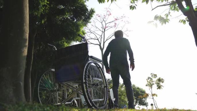 亚洲轮椅上的老人在公园户外伸展手臂