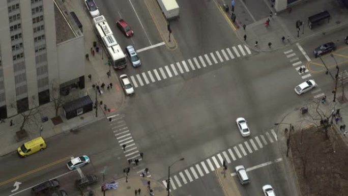美国伊利诺伊州下游芝加哥十字路口和路口的鸟瞰图，美国生活方式概念和通勤交通。