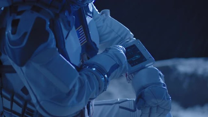 宇航员使用触摸屏