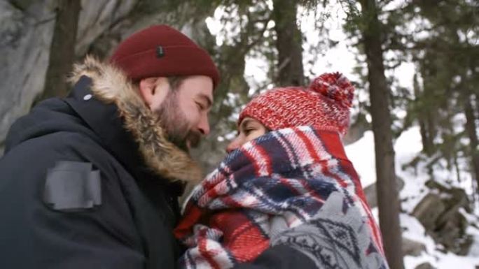 男友在冬季远足时给女友送温暖的毯子
