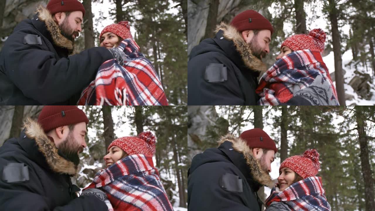 男友在冬季远足时给女友送温暖的毯子