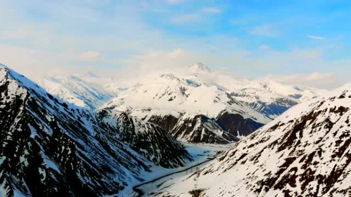 如诗如画的山峰被雪覆盖