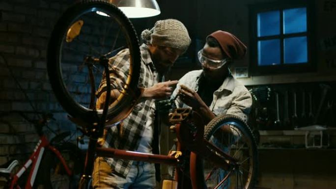 两名修理自行车的机械师