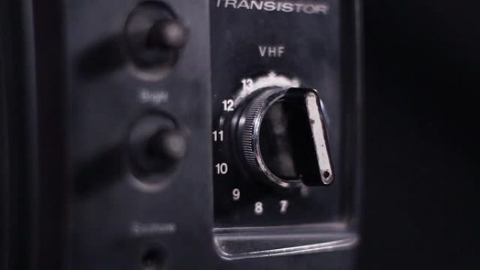 旧黑色电视调谐拨盘的特写。