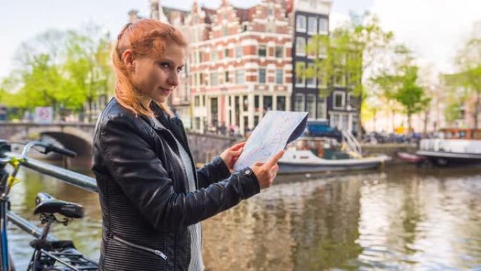 徒步探索阿姆斯特丹市的游客，跟随城市地图上的景点