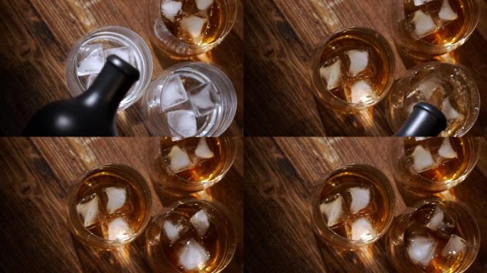 一杯威士忌，冰块和瓶子放在木制桌子上，背景是木制的