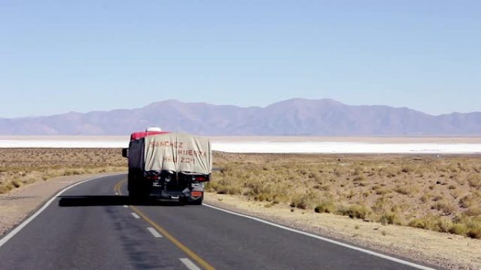 阿根廷盐平路的卡车。