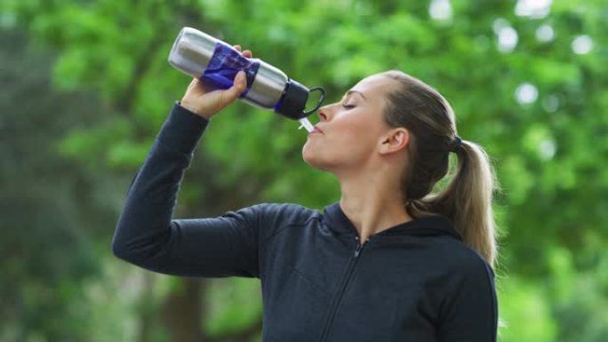 锻炼战士喝很多水锻炼战士喝很多水喝水