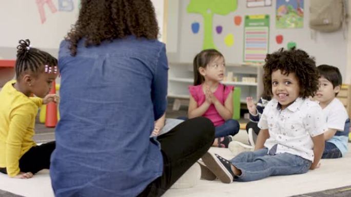 在学前班唱歌幼儿园启蒙教育幼儿时期