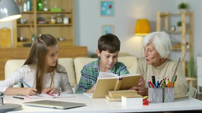 奶奶帮孩子做作业教育