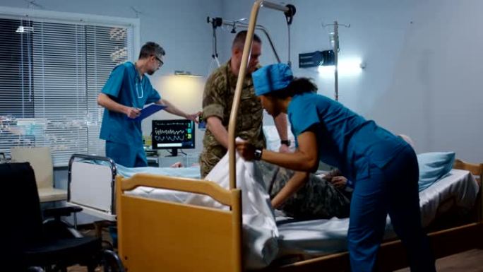受伤士兵在医院里和医生和护士在一起