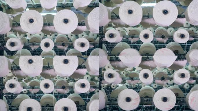 在纺织厂的架子上用线纺丝。