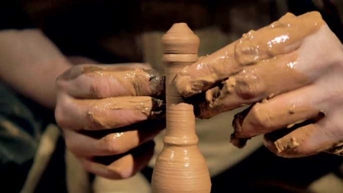 陶器工人将粘土成型，用手指将其成型。4K。