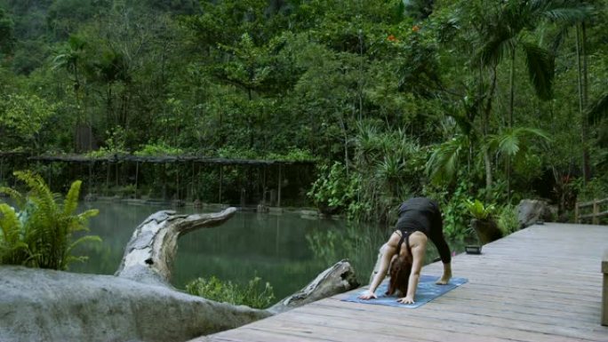 湖岸瑜伽。丛林中的温泉