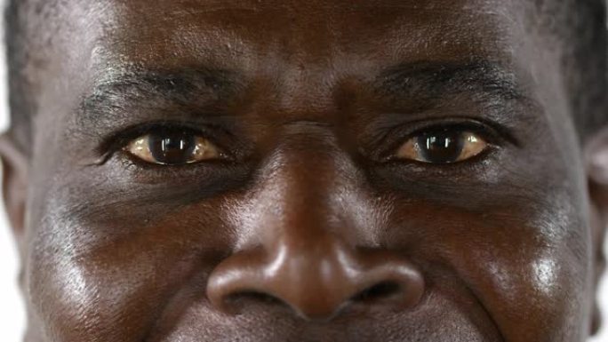 快乐的非洲男人的眼睛