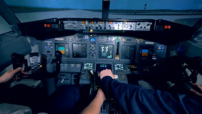 飞行员坐在飞行模拟器中，特写镜头。
