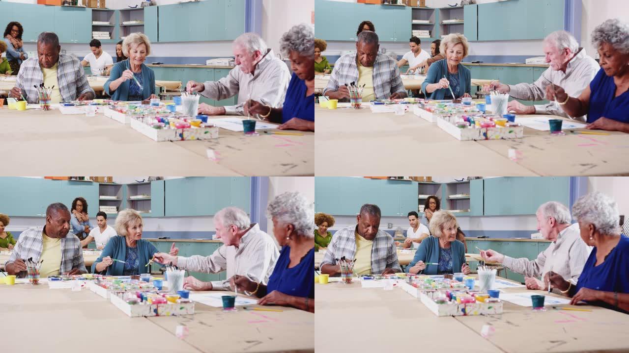 在社区中心参加艺术课的退休老人小组