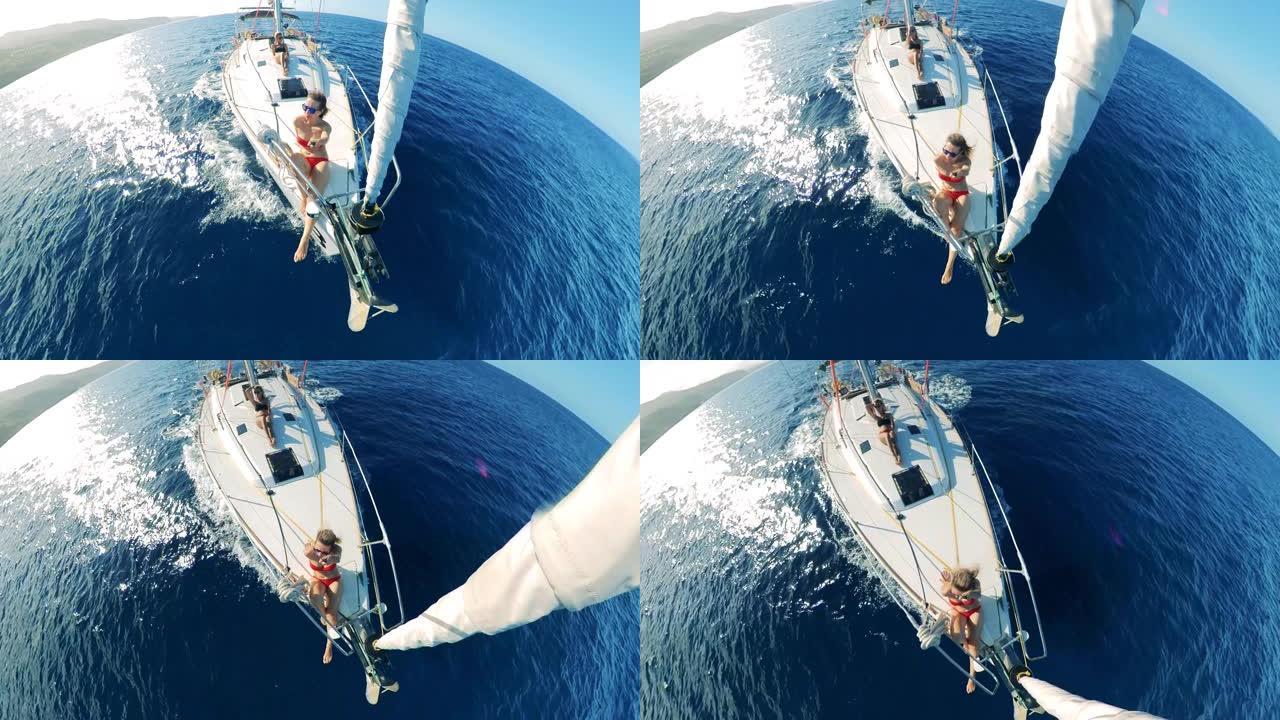 夏季海上假期。船上有两名妇女的白色船的俯视图