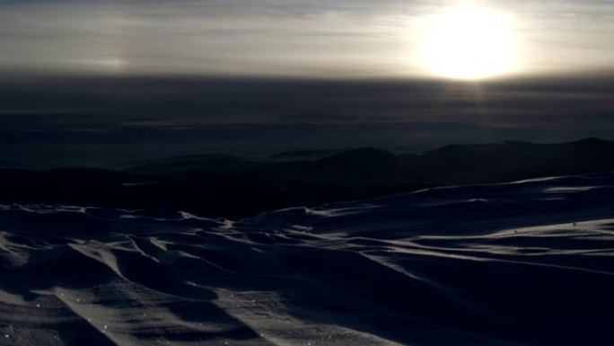 冬季山地景观。日落时间流逝
