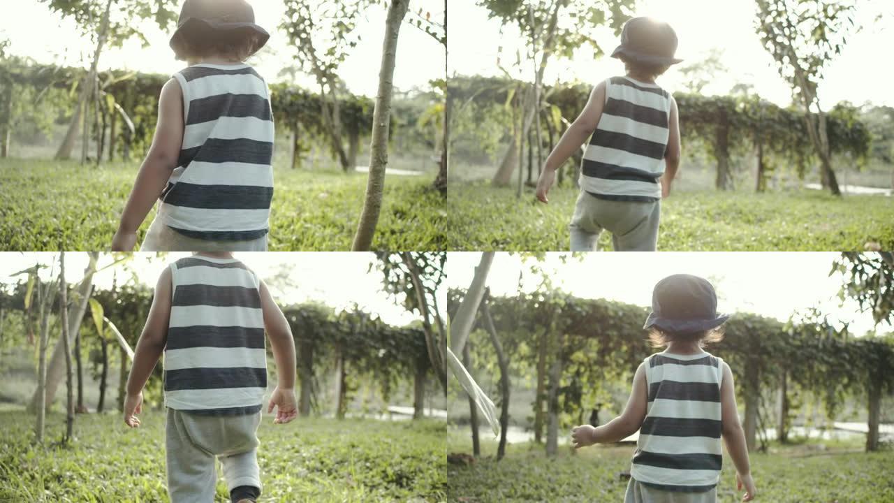 快乐的男婴在花园里奔跑