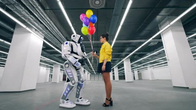 女人把气球作为礼物送给她的朋友droid。