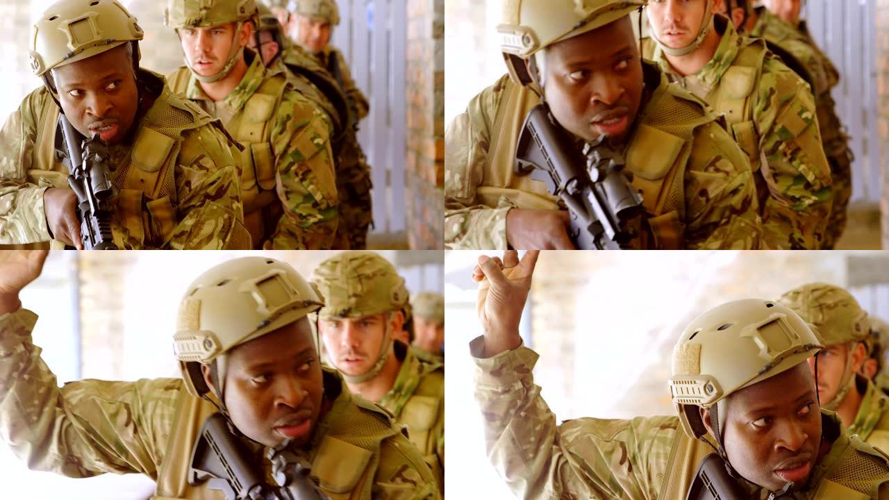 混血军人在军事训练时用步枪行走的前视图4k