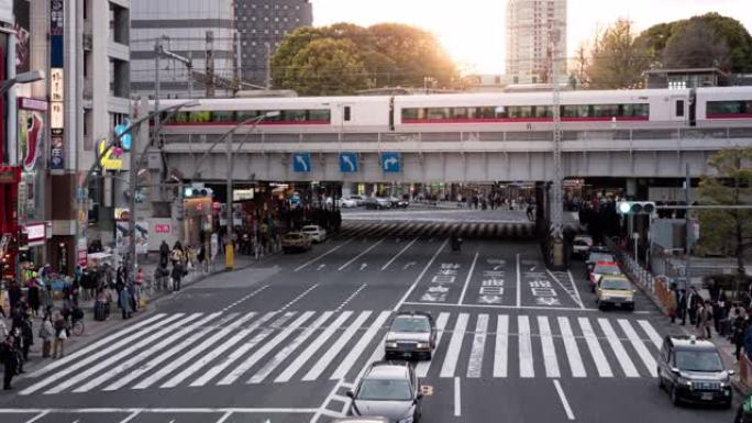 在穿越上野站的人行横道上行走的人的时间流逝