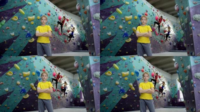 高加索少年在攀岩体育馆摆姿势