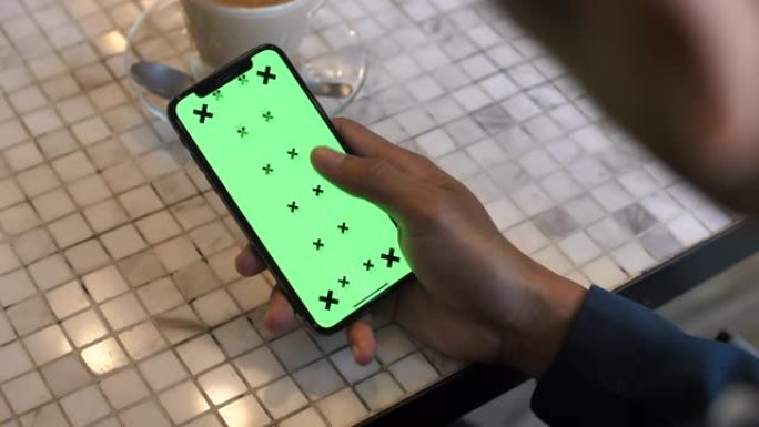 男子使用绿屏智能手机