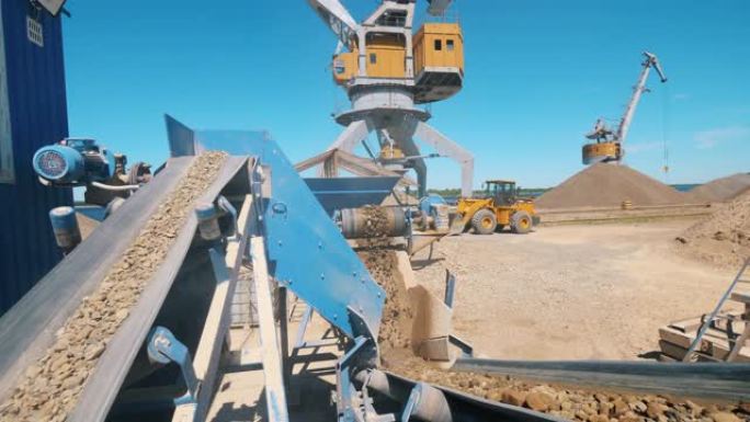 破碎机在采石场用瓦砾工作。工业采矿概念。
