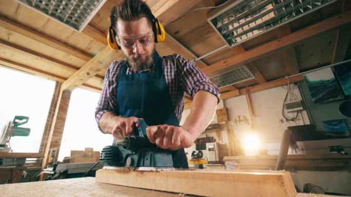 一个人使用细木工工具用木头工作。