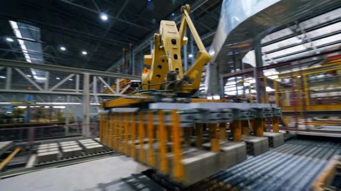 现代工业设备在一条线上移动砖块。