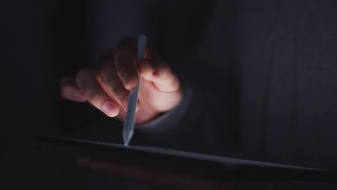 晚上使用手写笔在数字平板电脑上绘画的女人的特写镜头