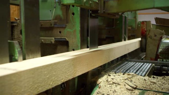 用工业锯木厂从原木上锯切木板。