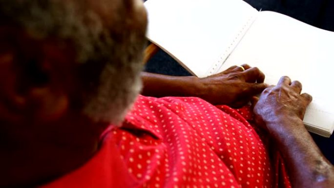 盲人老年人在养老院读盲文书的中间部分4k