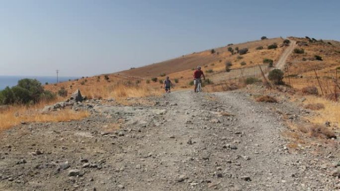 和你赛跑!极限运动山地越野砂石路面