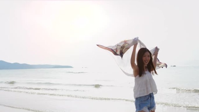 海滩上快乐的女孩美女海边玩耍海边度假视频