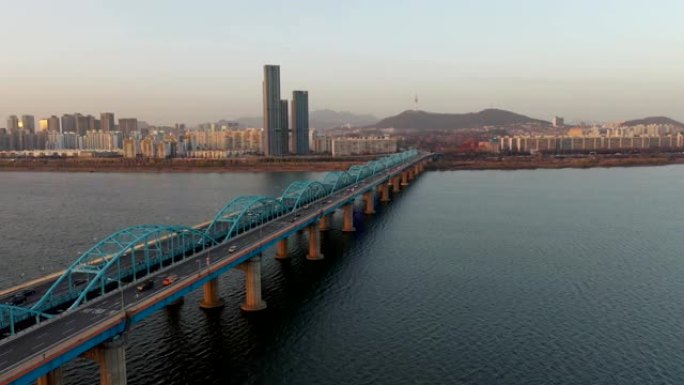 Dongjak-daegyo的鸟瞰图是位于韩国首尔的汉江和南山首尔塔上的桥梁。