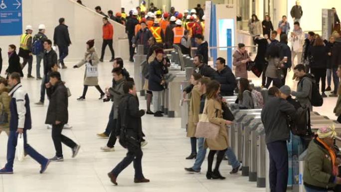 慢镜头:商人游客行人拥挤在纽约地铁车站