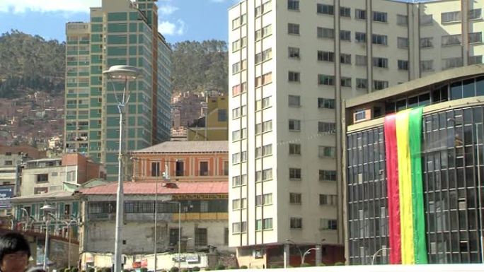 建筑物和玻利维亚国旗位于玻利维亚拉巴斯的旧金山广场。