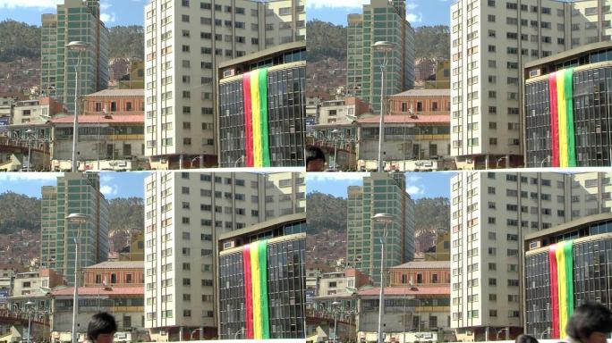 建筑物和玻利维亚国旗位于玻利维亚拉巴斯的旧金山广场。