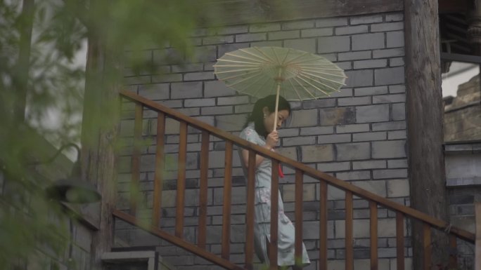 穿旗袍美女撑着油纸伞走在小巷里中国服饰