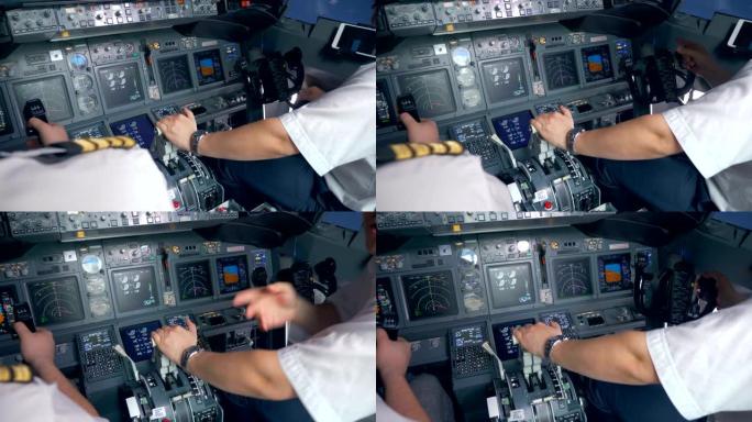 飞机内部。起飞期间，飞行员推动推力杆手柄的手用于发动机控制。