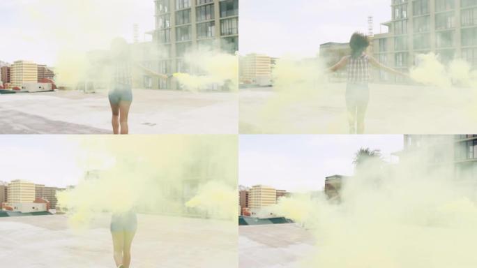 城市屋顶上使用烟雾弹的时尚年轻女子