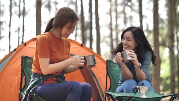 两个亚洲女性朋友在露营度假中一起碰杯
