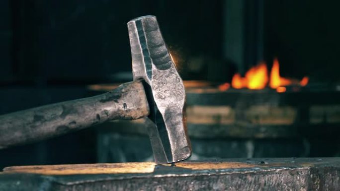 铁砧表面躺着一把锤子
