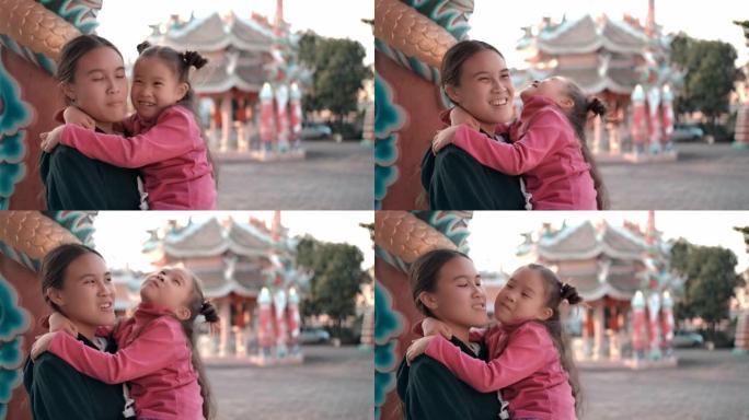 中国主题慢动作中快乐微笑的两个儿童女孩的肖像