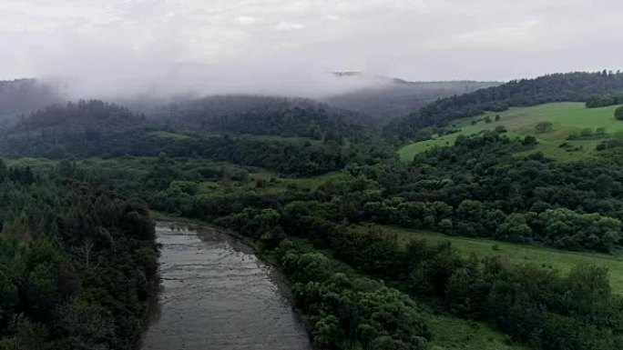 探索荒野。有河的山地景观。鸟瞰图