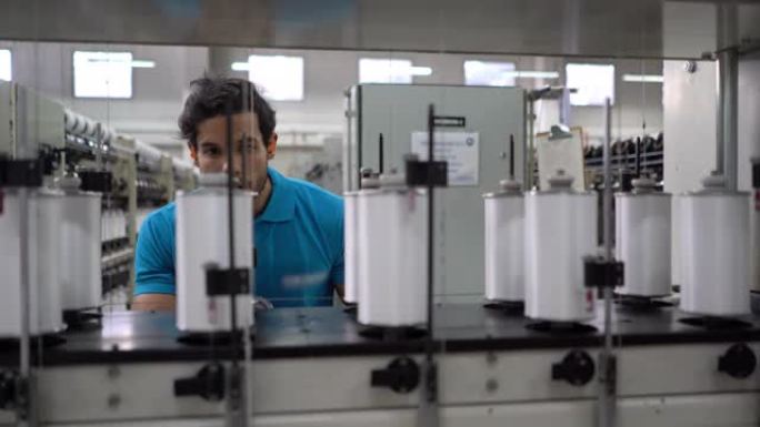 拉丁美洲年轻工人在橡胶带生产线上计数