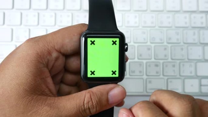 男子使用智能手表绿屏